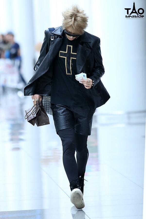 Jendoong's tweet photo. “@SeasideTAO: 130920 ICN Airport #TAO P5 [ plz don't cut the logo ] http://t.co/wsVROT89Cu”เท่มากกกกเบยยยยย