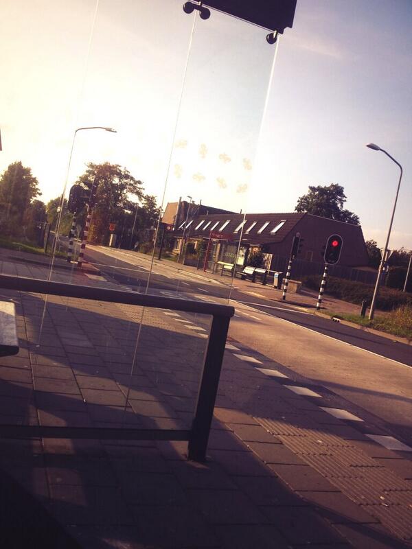 TimBloemersFM's tweet image. Wachten op de bus richting de studio van #AlmereFM!  Vanavond om 20:00u weer uitzending!