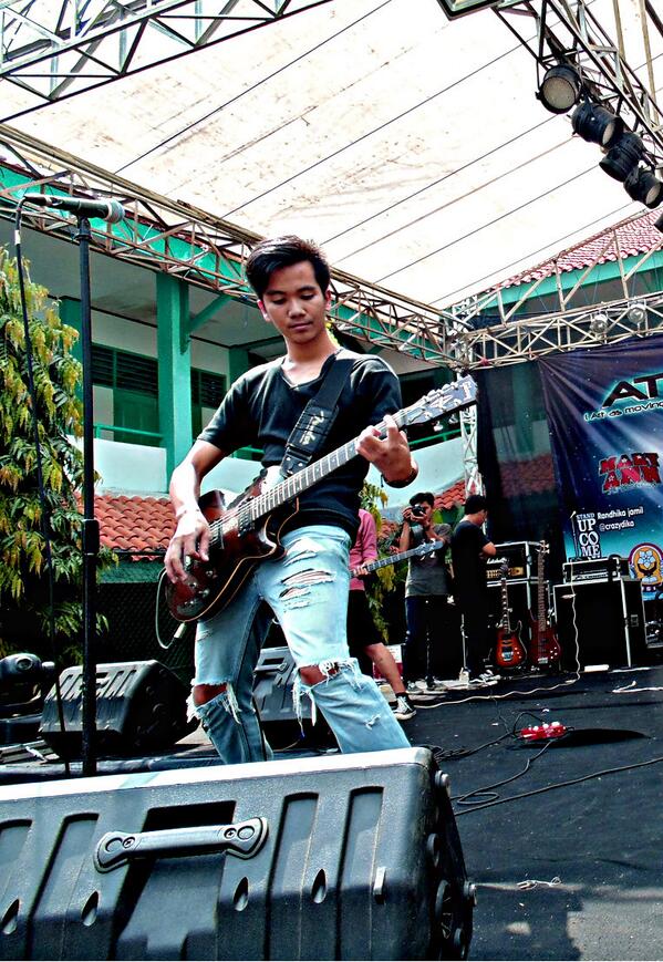 Mirip adiknya piere ya? Haha "<a href="/Johndraculaa/">John Abdullah</a>: Check...Checkk... "