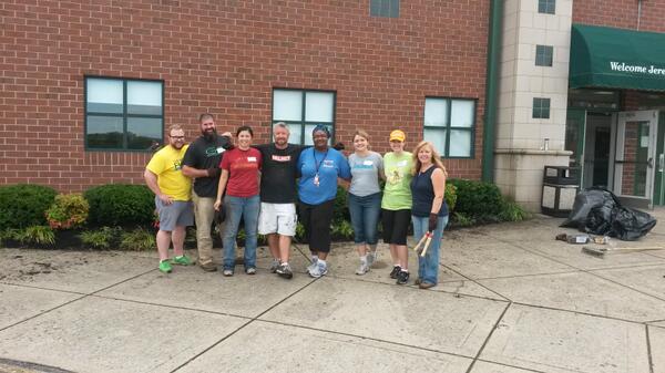 aredmo03's tweet image. #HONDay2013 @jerebaxterms volunteers make a difference.