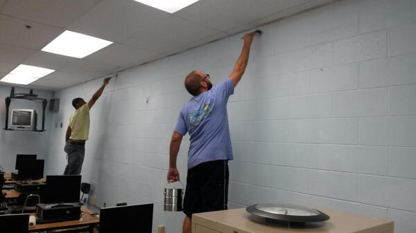 aredmo03's tweet image. #HONDay2013 @jerebaxterms  Volunteers paint the walls of Jere Baxter Middle School.
