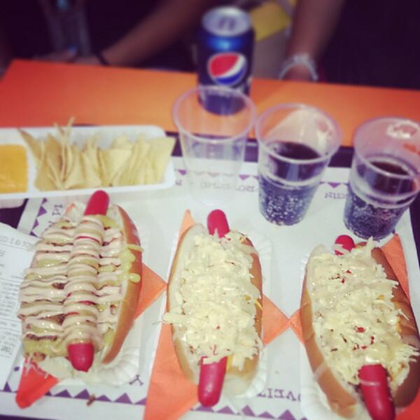 rvr_ana's tweet photo. Cena en Las Palmas!! #perritosdelmundo #Colombia #francés @vckgm #Mery http://t.co/jYVb9E0sQ7