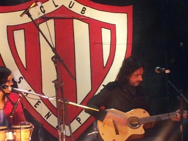 arielseijo's tweet photo. RT @Rdelavarga Pablo Sbaraglia tocando junto a mi amigo @arielseijo en la fiesta del club Saenz Peña. http://t.co/SufnDJRfbY / Enfocá bien!