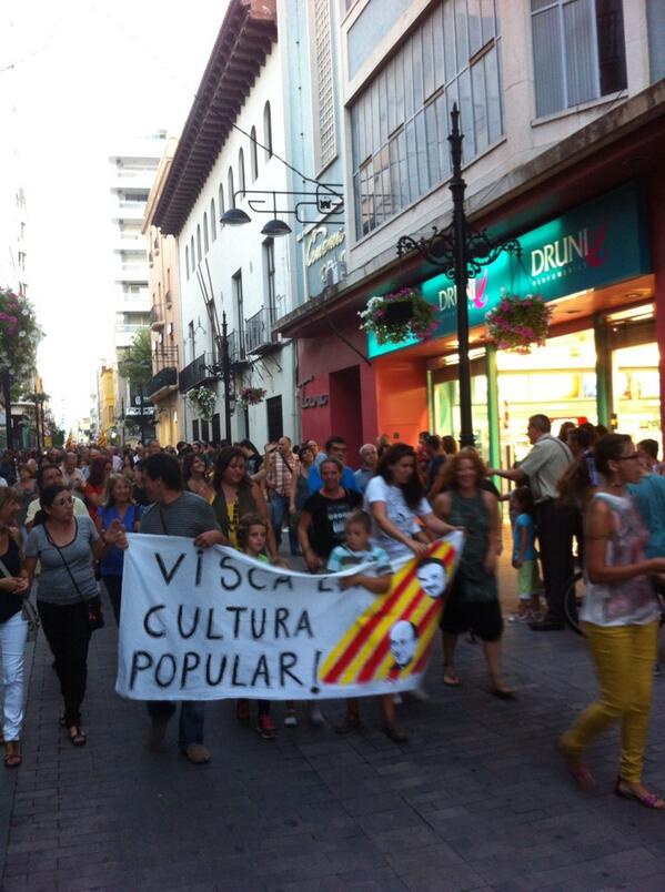 infoSafor's tweet photo. El Correllengua ret homenatge a Estelles http://t.co/zftzWsJ5S9