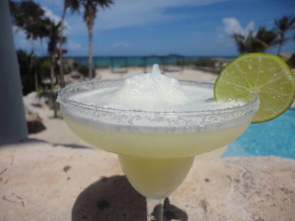 AdonisTulum's tweet photo. Sol, arena y mar....y una margarita! http://t.co/SoUbsHmE03