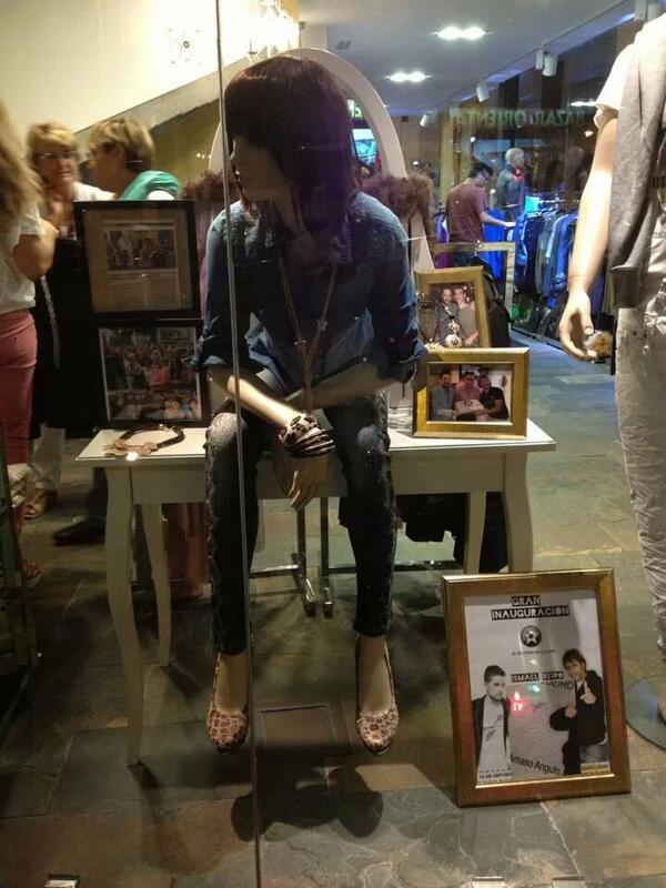 elvestidordelaf's tweet photo. Nueva imagen del escaparate con los momentos tan bonitos vividos hasta el momento http://t.co/XWuy6c70z0