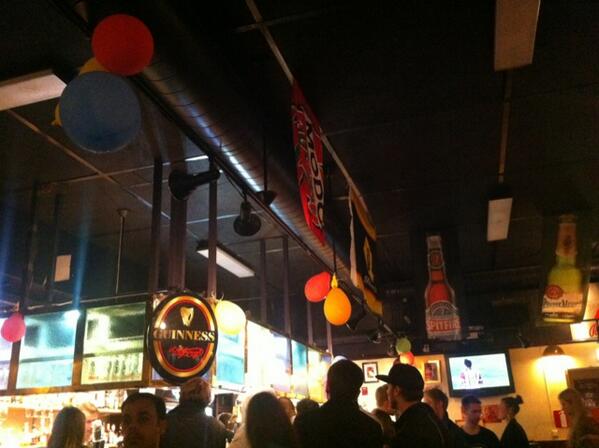 BrorVA's tweet photo. @LuleaHockey sitter på Norrlands pub i Uppsala, ser detta. Var är rätta flaggan? http://t.co/1gZZm0h9pI