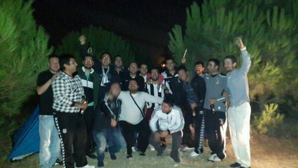Inf_Besiktas's tweet photo. Olimpiyat'ta çadır kurup sabahlayan Besıktaslılar. #Bizdecoksakatvar @tribundergi  http://t.co/aoL8sIoFxK
