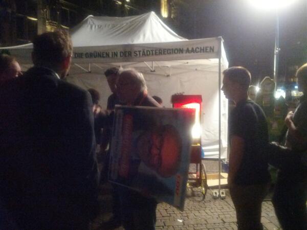 GJAACHEN's tweet photo. Rudolf Henke (CDU) läuft mit seinem eigenen Plakat vorm Grünen-Stand rum: Schwarzgrüne Avancen? #grüne #btw13 http://t.co/KqO1hsE2VU