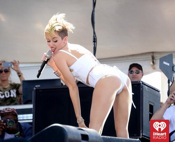 MileyCyrus's tweet photo. I ❤️ Radio http://t.co/GOrJ9UxsI0