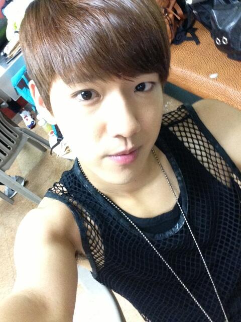 jonghwanlism_TH's tweet photo. [TRANS] โอวิ้ง?? RT @100per_jonari 오잉? http://t.co/ILBxQkPT7i ไม่เข้าใจเหมือนกันค่ะ แต่รูปเซ็กซี่นะคะ ><