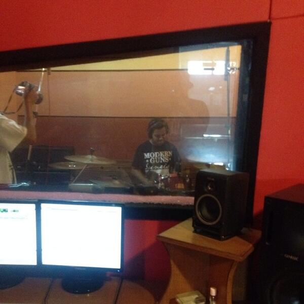 DEFALOUTER's tweet image. Drum tracking! @ahmdashari