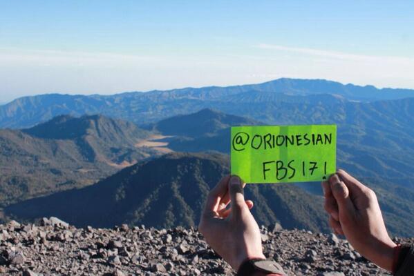 vanaonetara's tweet photo. Yeay dapet salam nih dari puncak Mahameru buat ORIONESIAN ! Bener2 Journey!! Harus makin semangat ya!! #FIBOSA17th http://t.co/BZHiz0Prj7