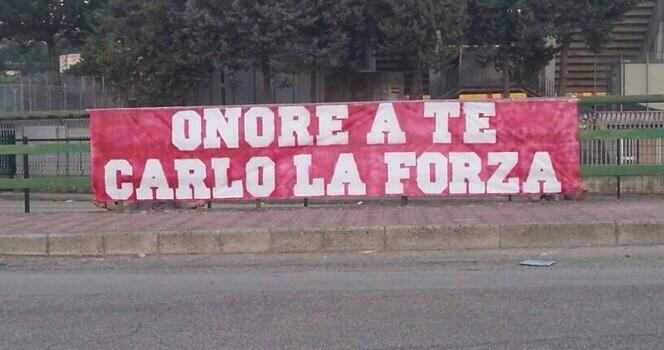 I tifosi del Benevento ricordano Carlo La Forza con uno striscione