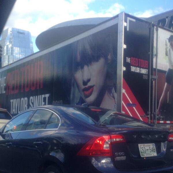 ChelseyJane_'s tweet photo. Thank you @taylorswift13 and @edsheeran for the best night of my life!!! http://t.co/0LVFvfBbCW