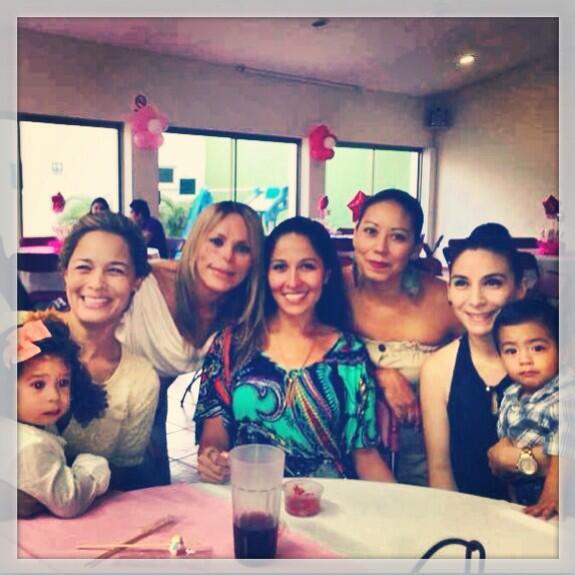 mariSol2579's tweet photo. Lo exclusivo de lo exclusivo😉#friends #girls #best #ForeverDNuFlow @abisalas http://t.co/4RJcPmecg3