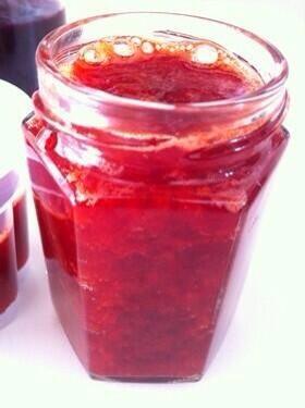 recipes_love's tweet photo. 美肌効果☆いちごジャム
【材料】
冷凍いちご200g
シュガーカット大さじ4
レモン汁大さじ2
【作り方】
①器に材料をよくかき混ぜる
②溶けてきたら500Wのレンジで6分
③かき混ぜ、少し冷めたらビンに入れて冷蔵庫へ☆ https://t.co/qhn9P458Km
