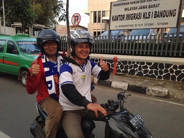 bobotohuinbdg's tweet photo. Alah eta si bapa "@reggimunggaran: Ka stadion heula.Rapat mah ngke deui @ridwankamil @AyiBeutik_Asli #persib http://t.co/agNuB9oWBT"