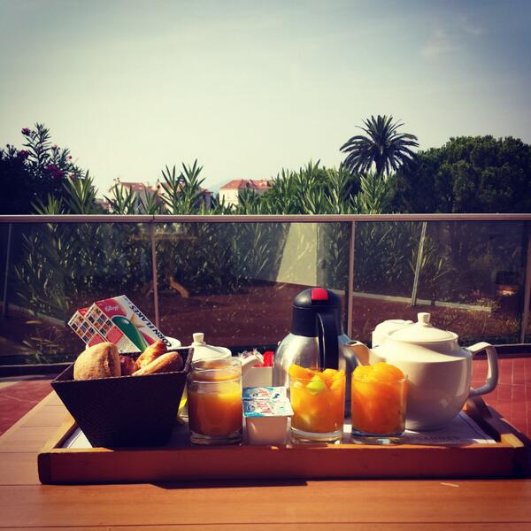 DjSemofficiel's tweet photo. En direct de Cannes en mode réveil ;) Grand dej au calme y'a la mer pas le périph #YaOmri http://t.co/NhJ8wAvPyy