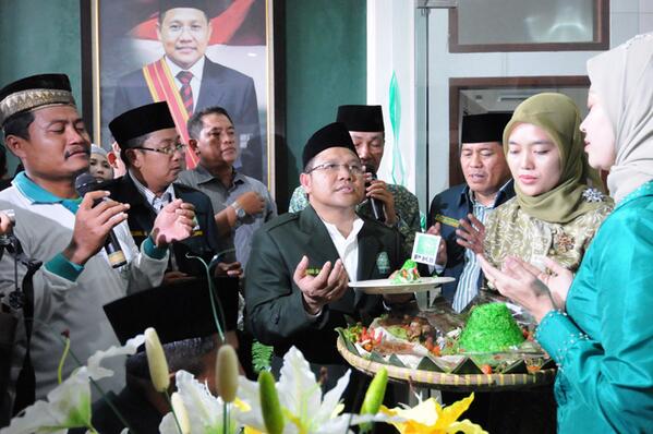 pemotongan nasi tumpeng