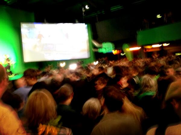 Jetzt ist es proppenvoll bei den #grünen, viele sonnenblumen, wenig Hoffnung. 2 Minuten noch. #btw13 #ZDFWahl