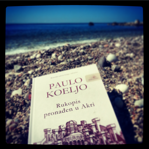 Kristinna12's tweet photo. @paulocoelho Siempre en la misma playa con tus libros. Echaba de menos estos momentos #ManuscritodeAccra #Montenegro http://t.co/4HuHi0H49k