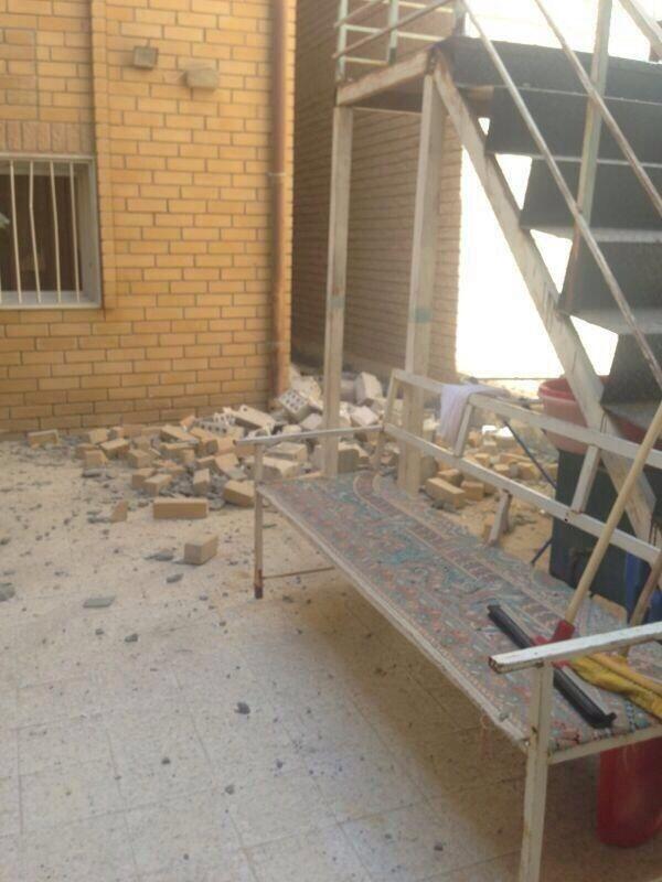 A5bariQ8's tweet photo. انهيار منزل في منطقة العيون بالجهراء بعد بناء صاحبه دور ثالث مخالف دون اصابات http://t.co/EfRm438f4I
