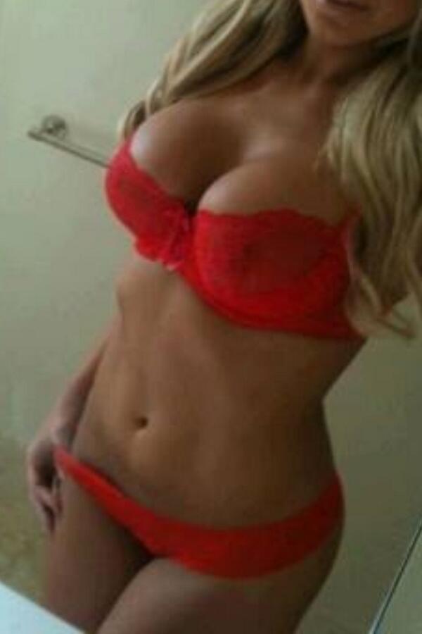 Emily08275305's tweet photo. Blondes have more fun ;) #Tits #NoFilter #Blonde #HornyGirl http://t.co/fJmGFOekQE