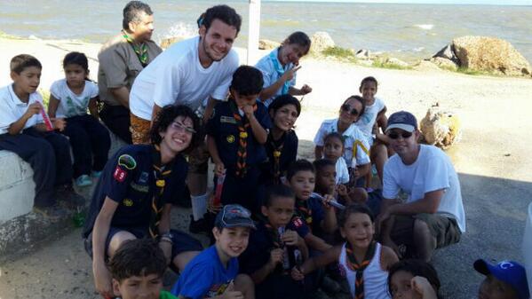 Cronopios_69's tweet photo. Lobatos y Haditas en el #DiaMundialDeLasPlayas @agrupacioninde @GuiaScoutsVen http://t.co/R9D3ckYLgj