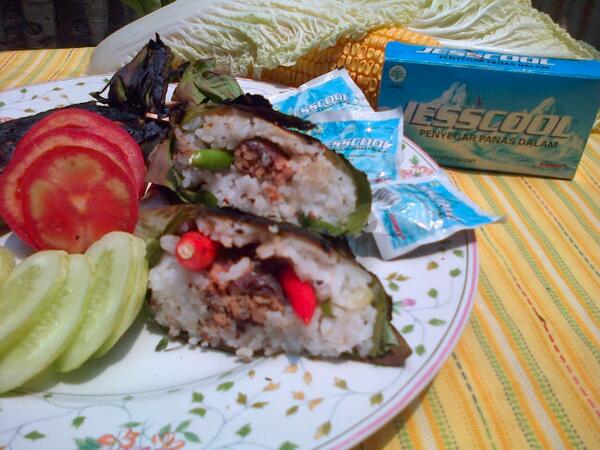sadhumedini's tweet photo. Nasi bakar asal #JawaBarat dengan jebakan cabai gila di tengahnya :D @JessCool_ID #CoolinaryShoot http://t.co/yPeTemmJww