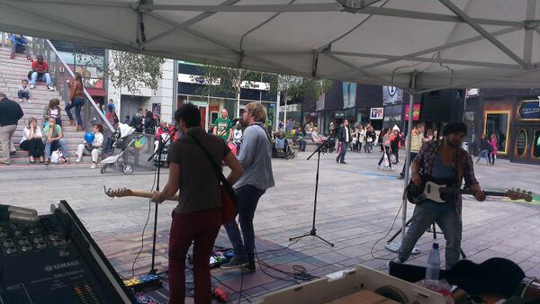 CityMallMusic's tweet photo. Wat een fijne liedjes en sfeer. @ChristopherGRN op het Forum, @CITYMALL_ALMERE tot 16u #fb http://t.co/y3aVyt34x2