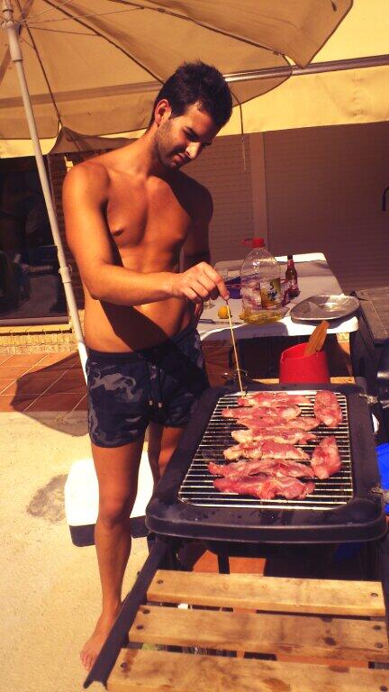 albagarcia04's tweet photo. De bbq familiar imprevistaaa!!!! @campa15 @thoor22 @Chiito90 http://t.co/Db1oHoY3yQ