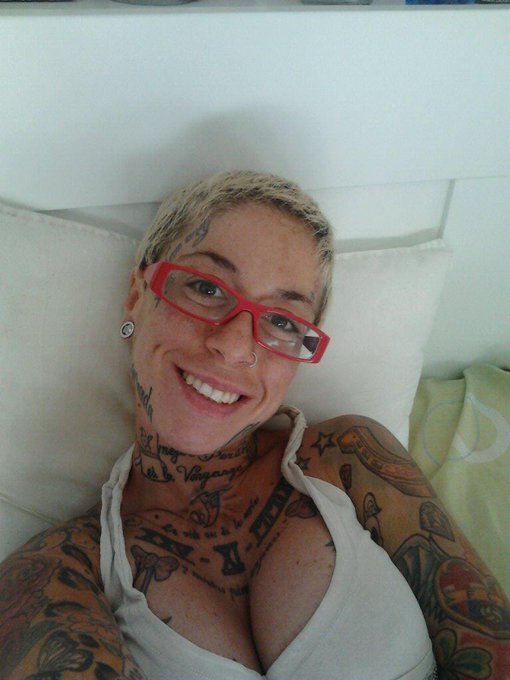 Feliz tarde de domingo! yo recuperandome en cama mientras tejo una mantita xa mi futuro hogar ya como