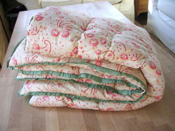 picnicstudios's tweet photo. @StyleAtHome A gorgeous vintage eiderdown/topper for the kids room..http://t.co/M0ID2limsm http://t.co/rZqoXPHlxm
