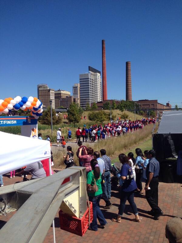 bkarim's tweet image. 2 bands!! Shaking up the earth to eradicate global poverty!! It's all happening here and now @RailroadPark #pwalk!