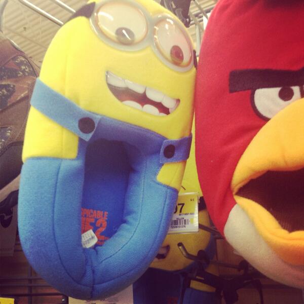 KristenDefelice's tweet photo. My new slippers! #Minions @HannahLouu @kristinhorns http://t.co/1OPpRJgvml