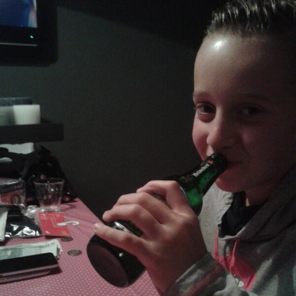 Me kleine broertje <a href="/Bram_0180/">Brammmtje</a> is morgen jarig, gisteravond nam hij alvast een drankje erop. 3 jaar te vroeg ;)