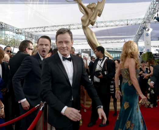 HuffPost's tweet photo. Aaron Paul's photobomb of Bryan Cranston at the #Emmys is nothing short of amazing http://t.co/OCNqxagM60 PHOTO: http://t.co/1eEmWGrKsV