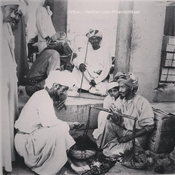 احد المشترين في سوق العين القديم خلال الستينات يساوم تاجرا على ثمن مشترياته.