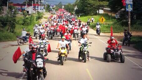 *Foto del momento" Impresionante caravana acompaña a <a href="/XiomaraCastroZ/">Xiomara Castro de Zelaya</a> rumbo a Catacamas. #RutaXiomara @PartidoLibreHN