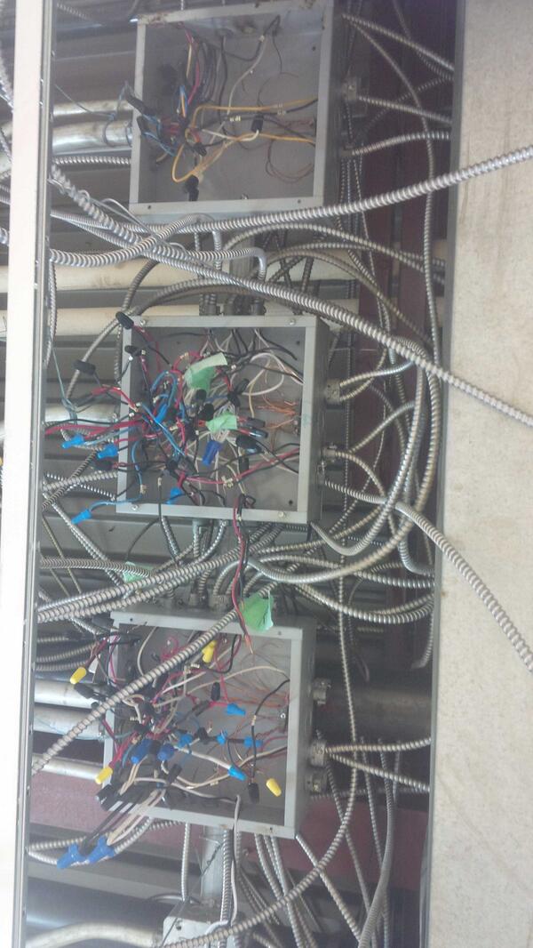 SlappaDbass's tweet image. How to NOT do electrical. #electricalfail