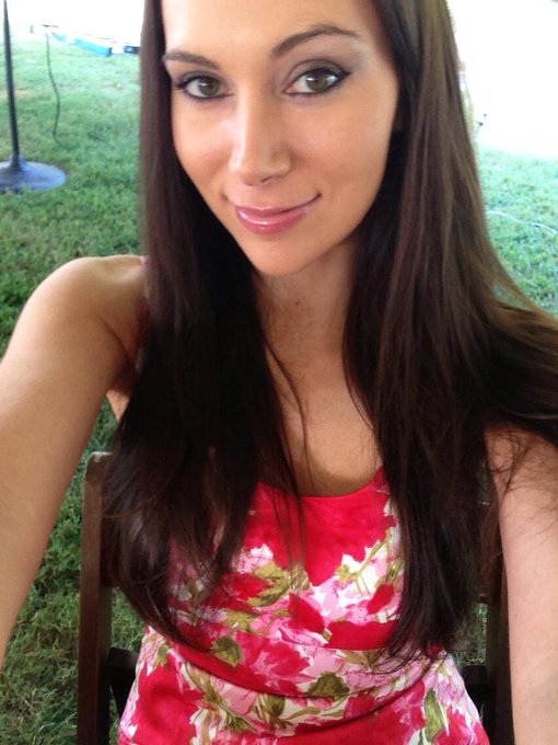 At a wedding :) http://t.co/WotQowRZv4<a href="/tag/goodslave"class="tags"><span>#goodslave</span></a>