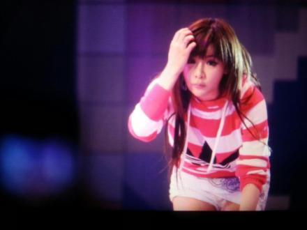 WeLoveBom's tweet photo. This is so pretty RT @sgbjcrew: [PHOTO] 131007 Candid shot of Bom? ^^ cr: 改到唔知叫咩名好v_v http://t.co/RhguB8FbRS