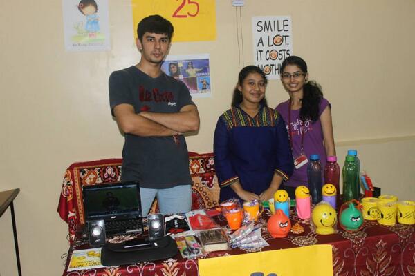 gnims_'s tweet photo. MMS marketing students were selling products only at Rs.25/-! http://t.co/UePj9NjHU7