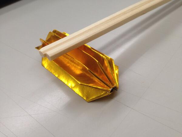 朝日出版社 第3編集部 折り紙でできた 俵の箸置き お友達とのホームパーティーで お客さまをお招きしたときに おしゃべりに花 を添えてくれますよ そんなに難しくないので 初心者にもオススメです 博士の実用夢折り紙 朝日出版社 収録