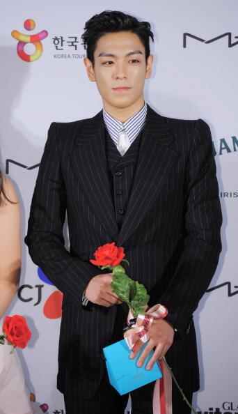 McQueen's tweet image. Choi Seung Hyun in an Alexander McQueen AW13 pinstripe suit with McQueen shoulder to the 18th Busan Film Festival