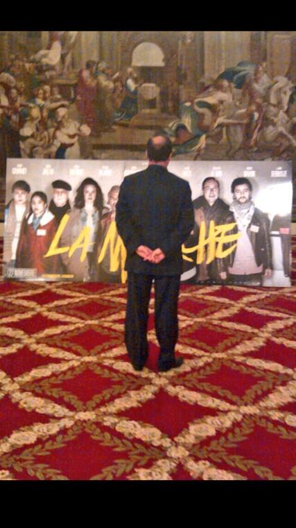 DebbouzeJamel's tweet photo. Hier soir, Le président de la république devant l'affiche du film LA MARCHE!       Sortie le 27 nov. http://t.co/zV019ywxXb