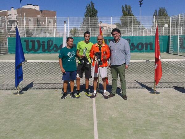 Subcampeones del torneo maaculino de las fiestas dos grandes  Kike y David. Hizo entrega nuestro concejal de deportes