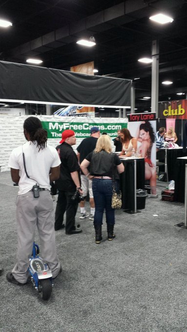 5mins into the show and they are already lining up! Aahhhh http://t.co/yjI3bDcctX<a href="/tag/livelifelikelane"class="tags"><span>#livelifelikelane</span></a>