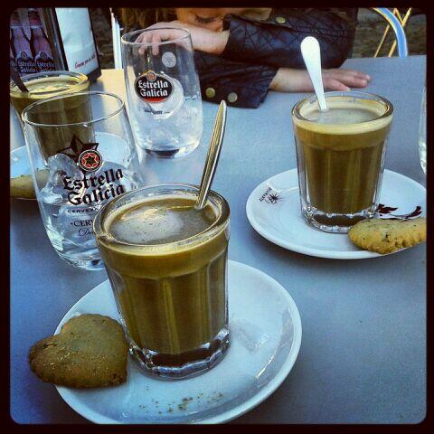 saioa2's tweet photo. Tomando un café en la Plaza del Grano @de_aroa @trosky85 http://t.co/tIP0BYzsO4